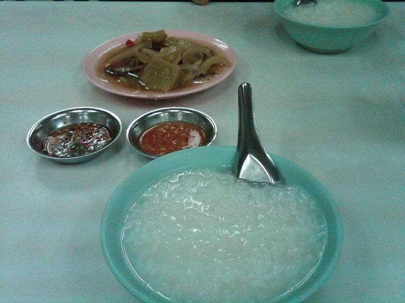 ข้าวต้มเปล่า ที่ ร้านอาหาร ข้าวต้มเป็ดเจ๊โอว