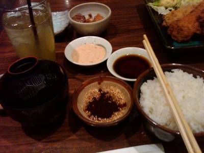มีงาให้บดเองตามระเบียบปฎิบัติ ที่ ร้านอาหาร Tonkatsu Rakutei