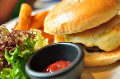 ชีสเบอร์เกอร์ ที่ ร้านอาหาร Q CAFE