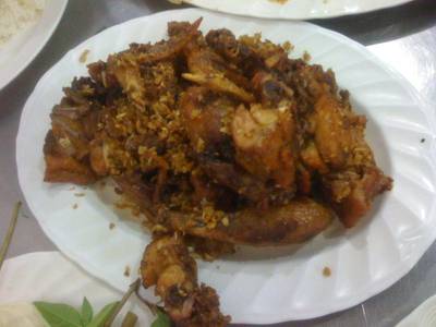 ไก่ทอด (คั่วเกลือพรกิไทย) ที่ ร้านอาหาร บุญทอน (ส้มตำ)