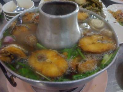 ต้มยำปลาช่อนทอด ที่ ร้านอาหาร บุญทอน (ส้มตำ)