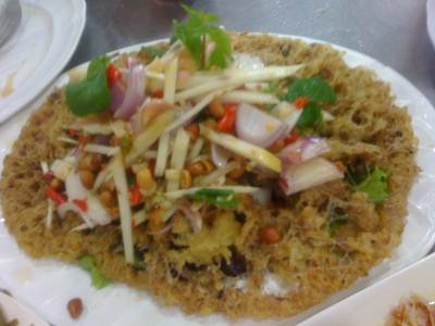 ปลาดุกฟูทอดใหม่ๆ กรอบอร่อย ที่ ร้านอาหาร บุญทอน (ส้มตำ)