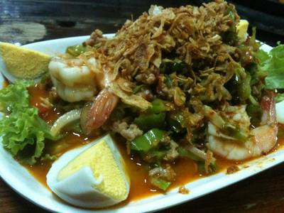 ยำถั่วพลู ที่ ร้านอาหาร บ่อตกกุ้ง รัชดา ซอย 8 ฝั่งธน
