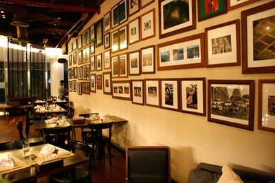 บรรยากาศอบอุ่นภายในร้าน ที่ ร้านอาหาร Crepe & Co. Eight Thonglor