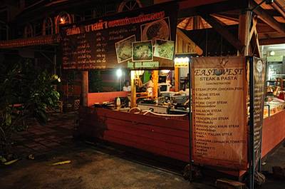 บรรยากาศหน้าร้านประมาณทุ่มเศษ ที่ ร้านอาหาร สเต็ก East & West