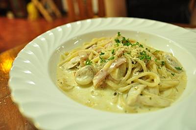 สปาเก็ตตีครีมซอส ที่ ร้านอาหาร สเต็ก East & West