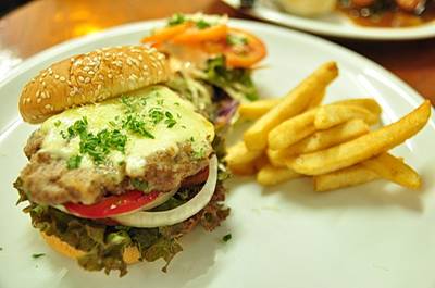 แฮมเบอร์เกอร์ ที่ ร้านอาหาร สเต็ก East & West