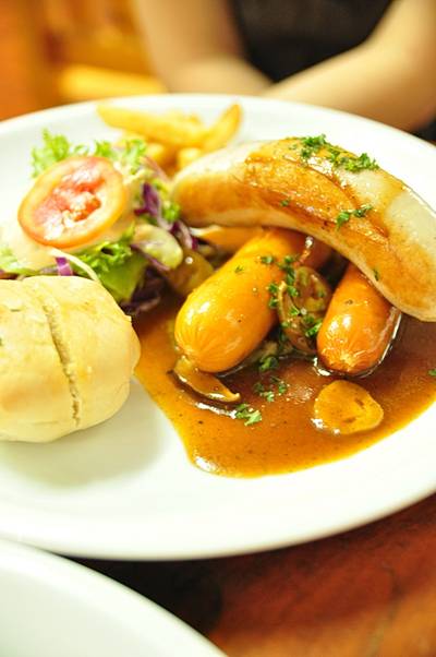 ไส้กรอกเยอรมัน ที่ ร้านอาหาร สเต็ก East & West