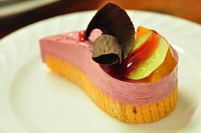 เค๊กมูสสตอเบอรรี่ ที่ ร้านอาหาร สเต็ก East & West