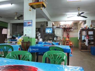 ร้านค่อนข้างใหญ่ จุได้ 40 คนสบายๆ ที่ ร้านอาหาร ช. บะหมี่เกี๊ยว