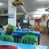 ร้านค่อนข้างใหญ่ จุได้ 40 คนสบายๆ ที่ ร้านอาหาร ช. บะหมี่เกี๊ยว