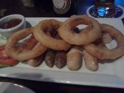Sausage Platter - เรียกน้ำย่อยได้ดีเลย ที่ ร้านอาหาร The Robin Hood