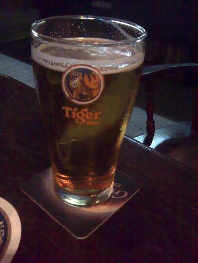 A pint of Tiger  ที่ ร้านอาหาร The Robin Hood