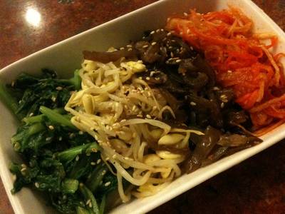 ยำผักรวม ที่ ร้านอาหาร โตไก ยาคินิคุ ธนิยะพลาซ่า