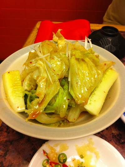 สลัดผักกาดแก้วในน้ำมันเผ็ดนิดๆ ที่ ร้านอาหาร Rengaya