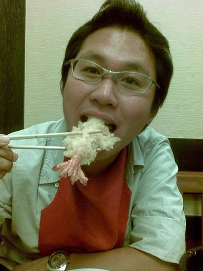 ใส่ผ้ากันเปื้อนสีแดงก่อนทานด้วยนะคะ ที่ ร้านอาหาร Rengaya