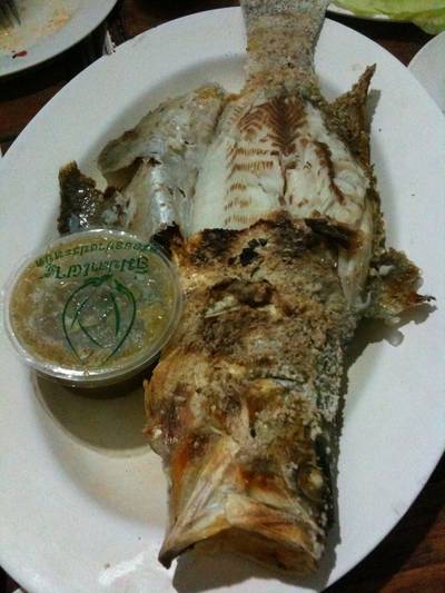 ปลากระพงเผาเกลือ ที่ ร้านอาหาร อิ่มปลาเผา บางมด พุทธบูชา