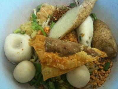 บะหมี่แห้งต้มยำ ที่ ร้านอาหาร ต.รุ่งโรจน์ ลูกชิ้นปลา