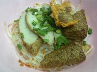 เล็กแห้งไม่ยำ ใส่แต่ฮื่อก้วย ที่ ร้านอาหาร ต.รุ่งโรจน์ ลูกชิ้นปลา
