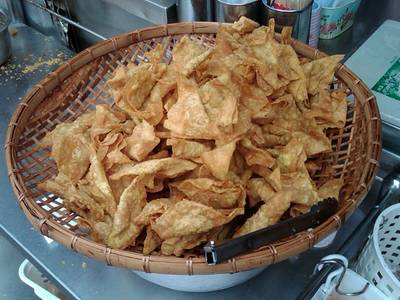 เกี๊ยวทอด หมูสับเต็ม ที่ ร้านอาหาร ก๋วยเตี๋ยว-เกี๊ยวสะพานเหลือง
