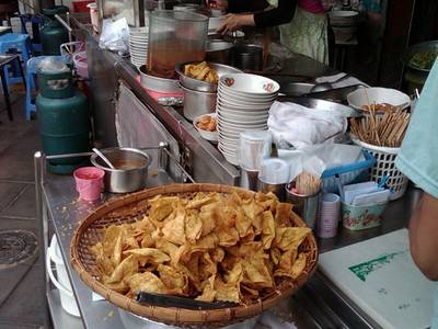 เกี๊ยวทอด หมูสับเต็ม ที่ ร้านอาหาร ก๋วยเตี๋ยว-เกี๊ยวสะพานเหลือง