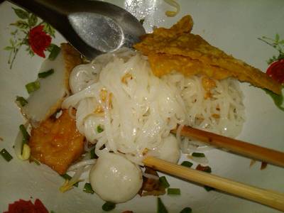 เล็กน้ำ ที่ ร้านอาหาร ก๋วยเตี๋ยว-เกี๊ยวสะพานเหลือง