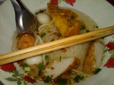 เล็กแห้ง ที่ ร้านอาหาร ก๋วยเตี๋ยว-เกี๊ยวสะพานเหลือง