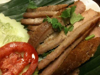 คอหมูย่าง ที่ ร้านอาหาร ส้มตำนัว สยามสแควร์ซอย 5