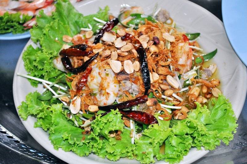 ยำพักกระชับ ผักพื้นบ้านครับอร่อยดีครับ ที่ ร้านอาหาร ร้านตังเก 1 ( เจ้ดำ )