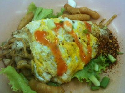 ก๋วยเตี๋ยวคั่วไก่ ที่ ร้านอาหาร นายเพ้ง ราชาก๋วยเตี๋ยวคั่วไก่