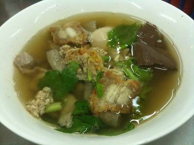 เกาเหลาใส่ทุกอย่าง ที่ ร้านอาหาร นายเพ้ง ราชาก๋วยเตี๋ยวคั่วไก่