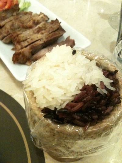 เสิร์ฟพร้อมข้าวเหนียวขาว/ดำ และน้ำจิ้มแจ่ว ที่ ร้านอาหาร Coffee Beans by Dao สยามพารากอน