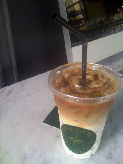 ลาเต้ของโปรด วันนี้มาเป็นลาเต้เย็น ที่ ร้านอาหาร Risa Lamo ซ.อารีย์สัมพันธ์