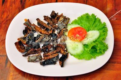 หนังปลาอินทรีทอด! อร่อยมาก ที่ ร้านอาหาร พรานเบ็ด