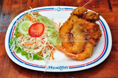 สลัดกุ้งชุปแป้งทอด ที่ ร้านอาหาร พรานเบ็ด