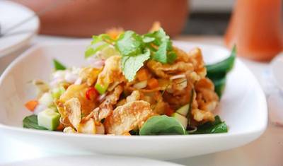 ยำปลาทอดสมุนไพร ที่ ร้านอาหาร 3TIMEPUB