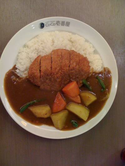 แกงกะหรี่หมูทอดเพิ่มผักรวม เผ็ดธรรมดา ข้าวธรรมดา ที่ ร้านอาหาร Coco Ichibanya La Villa