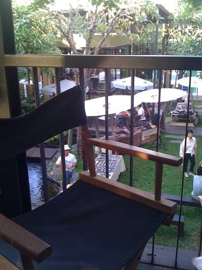 Director's Chair กับบรรยากาศชิวๆบนระเบียงริมสวน ที่ ร้านอาหาร HOBS Bar & Restaurant  Aree Garden