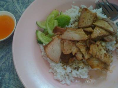 ข้าวหมูอบน้ำผึ้ง ที่ ร้านอาหาร ข้าวซอยเชียงใหม่