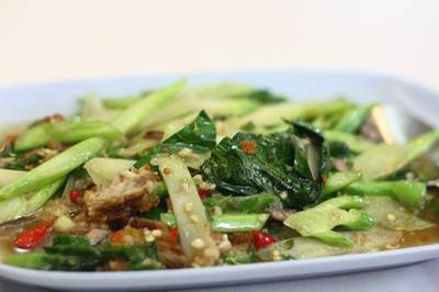 คะน้าหมูกรอบ 4 ชิ้น ที่ ร้านอาหาร ศรทองโภชนา พระราม 4