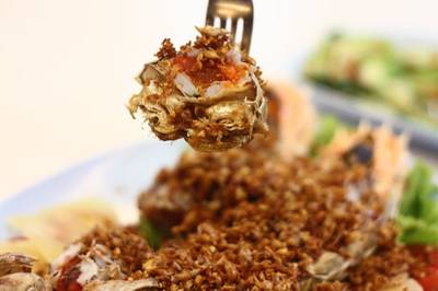 กั้งทอดกระเทียม ที่ ร้านอาหาร ศรทองโภชนา พระราม 4