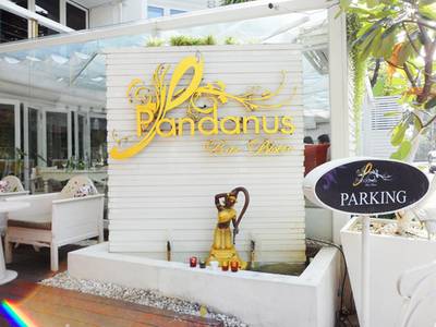 ร้าน Pandanus ตั้งอยู่ที่ ถ.สาทร ซอย 1  ที่ ร้านอาหาร Pandanus Bar Bistro