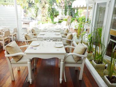 ที่นี่มีโต๊ะให้เลือกหลายมุม แต่ละมุมก็สวยๆ ทั้งนั้น ที่ ร้านอาหาร Pandanus Bar Bistro