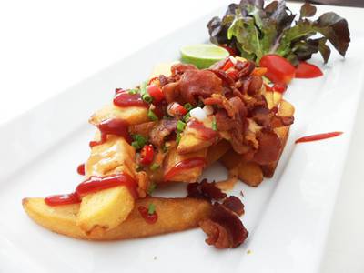 เฟรนช์ฟรายส์ทรงเครื่อง อร่อยมากกกก.. ที่ ร้านอาหาร Pandanus Bar Bistro