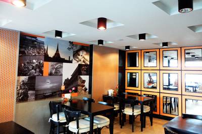 บรรยากาศร้าน ทั้งร้านนั่งอยู่โต๊ะเดียว อิอิ ที่ ร้านอาหาร บี เรสโต
