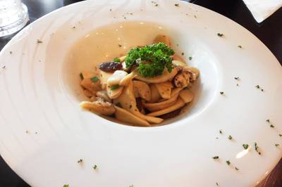 เห็ดเออรินจิอบเนยกระเทียม ที่ ร้านอาหาร บี เรสโต