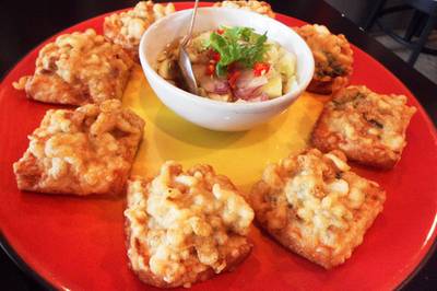 ขนมปังหน้าหมู เบสิคสุดๆ แต่อร่อยง่ะ ที่ ร้านอาหาร บี เรสโต