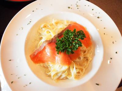 เฟตูชินี่ครีมซอสแซลมอน ที่ ร้านอาหาร บี เรสโต