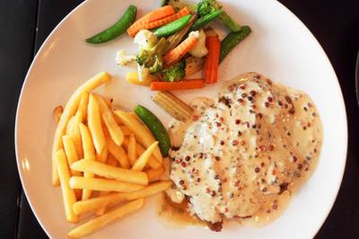 สเต็กหมูพริกไทยแดง ที่ ร้านอาหาร บี เรสโต