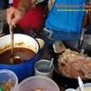 ผัดไทใส่ซอสมะขามเปียกและกะทิ ที่ ร้านอาหาร ผัดไทนายแว่น ปิ่นเกล้า